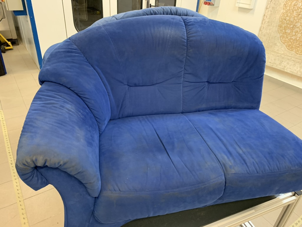 Blaues Stoffsofa bei der Aufbereitung