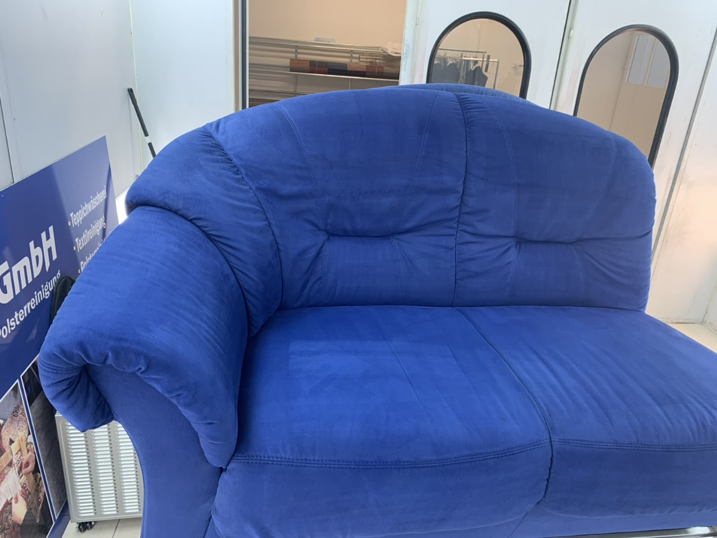 Gereinigtes blaues Stoffsofa aus der FAB Polsterreinigung
