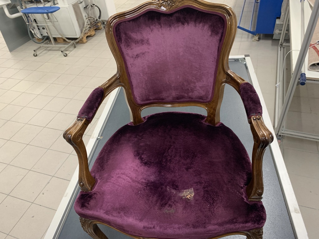 Violetter Sessel mit Stoffpolster