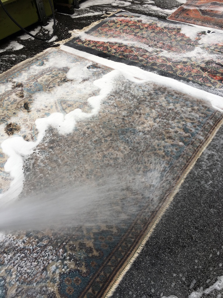 Teppichreinigung mit Schaum auf einem Teppich
