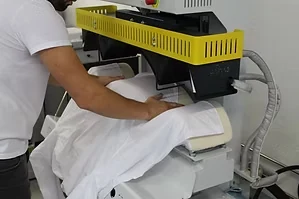 Professionelle Pflege eines Hemds bei FAB