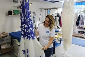 Pflege eines gemusterten Kleids bei FAB